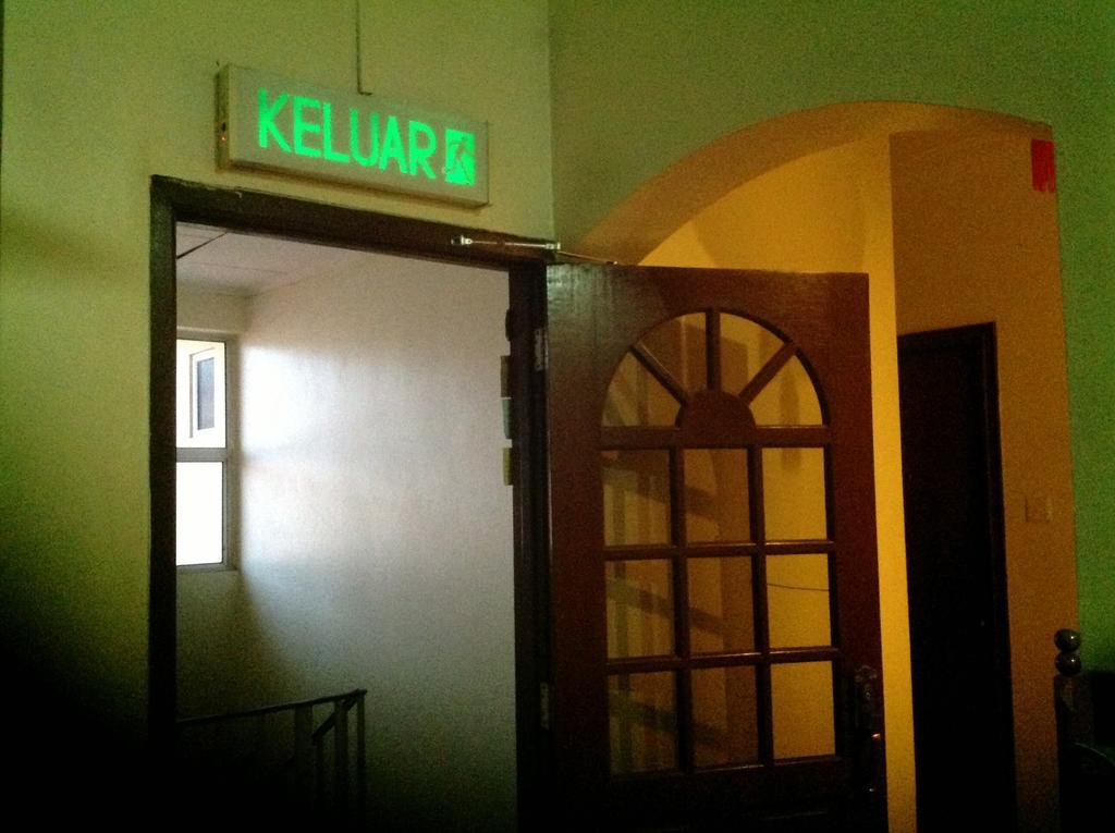 Hotel Morning Glory Кудат Экстерьер фото